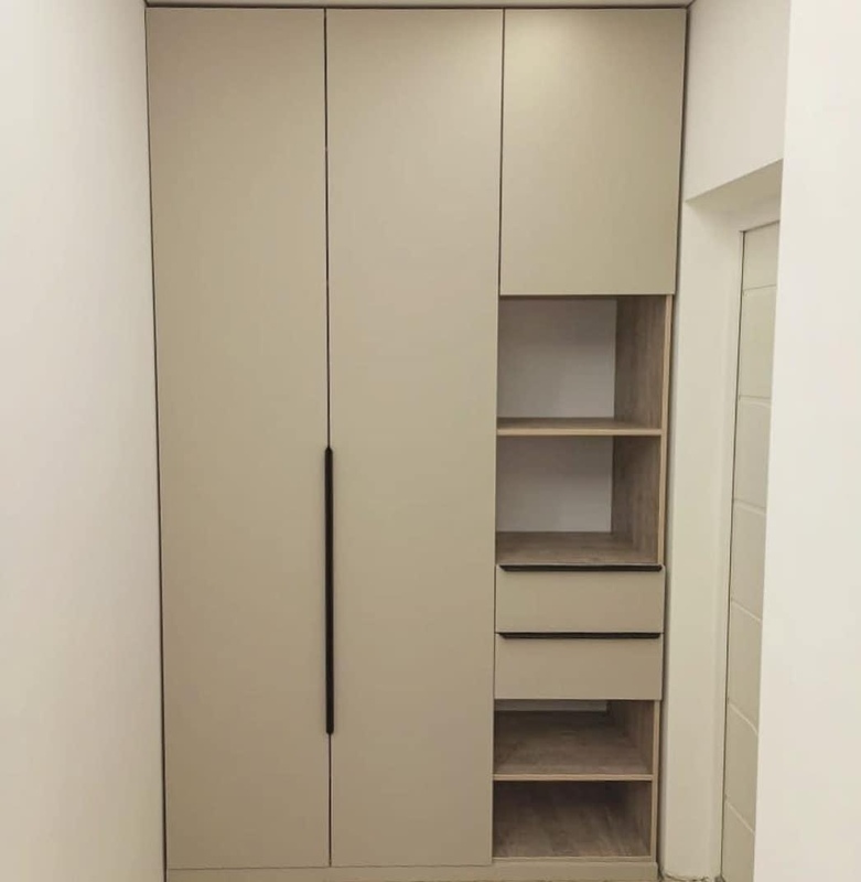 Встроенные распашные шкафы-Встроенный распашной шкаф «Модель 35»-фото1